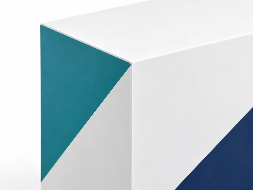 Pedestal Stands — close-up of the illustrative product materials and finish