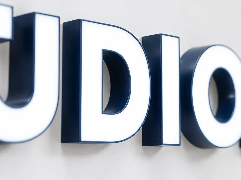 Frontlit Signage — close-up of the illustrative product materials and finish